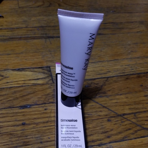 Timewise Luminous-Wear Liquid Foundation - Picture 4 of 5